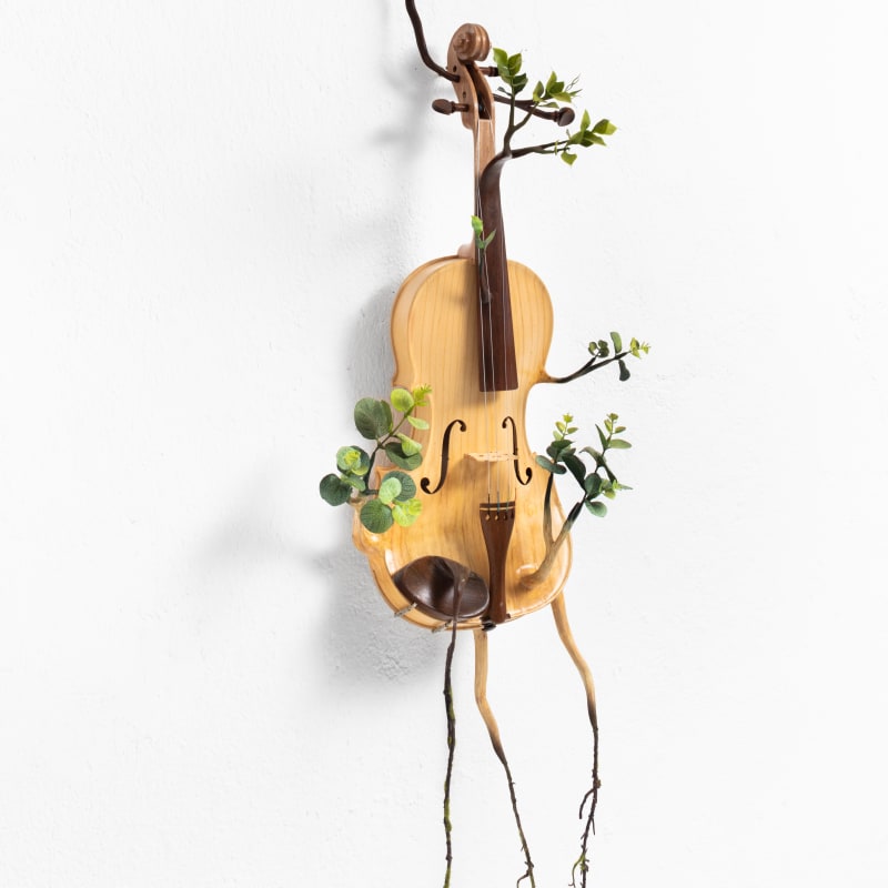 Camille Kachani , Violino dependurado, 2022