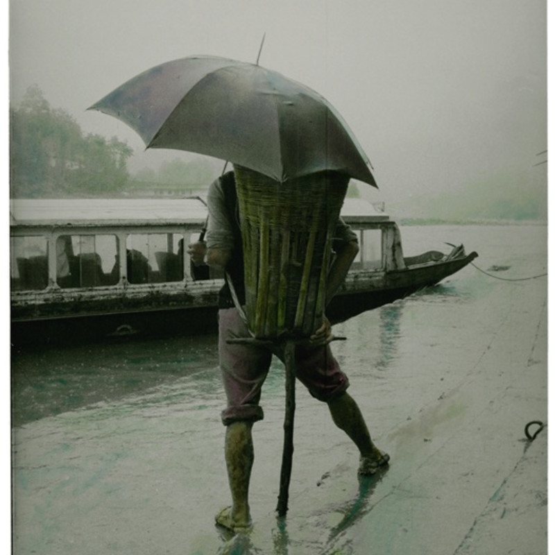 齐鸿 《雨中的背夫》  Qi Hong Backpacker in the Rain  1994