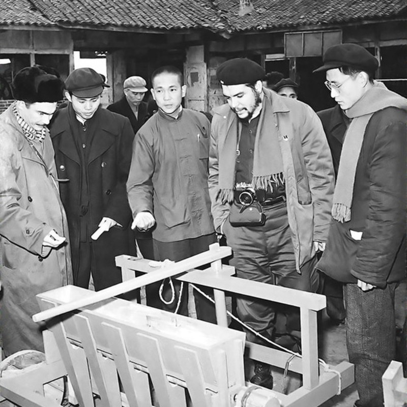 切·格瓦拉1960年访问中国期间，脖子上一直挂着照相机
