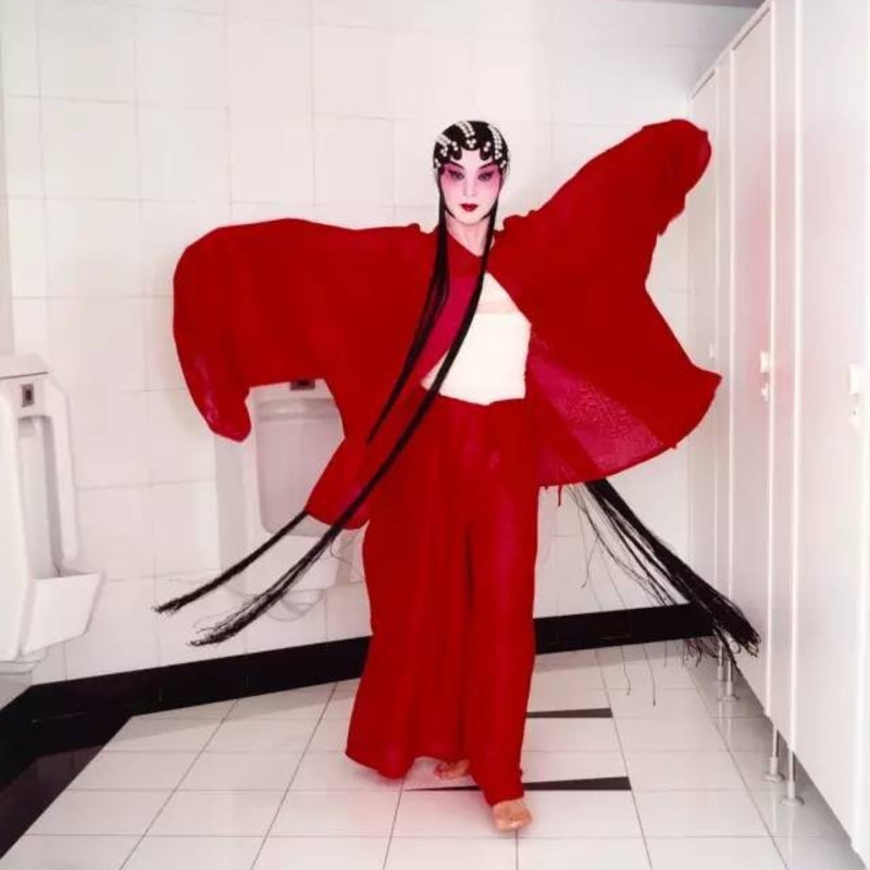 金星， 在上海大剧院内马克西姆西餐厅的卫生间里， 2002年4月，上海 © Bettina Rheims