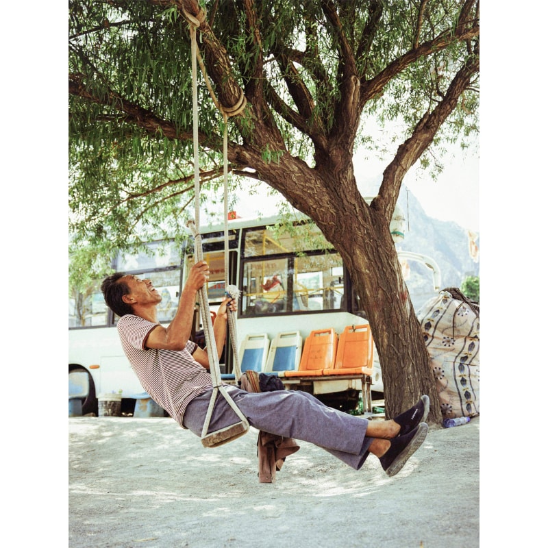 2019年7月，山西河津，荡秋千的中年人 July 2019, Hejin, Shanxi Province A middle-aged man on a swing
