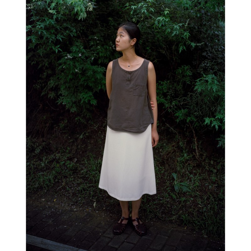 杨维翰，选自《张岱青在荆条树下》，2021。168 x 133cm, 收藏级艺术微喷 Yang Weihan, Selected from Zhang Daiqing Under the Chaste Tree, 2021. 168 x 133cm, Archival Inkjet Print
