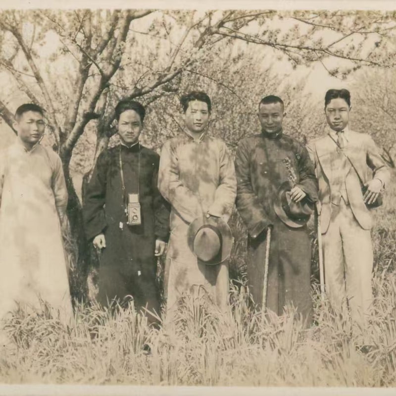 骆伯年与友人同游金华，1935年。明胶卤化银，6.2 x 8.2 厘米。图片鸣谢骆伯年艺术基金会和三影堂+3画廊 Luo Bonian Touring Jinhua with Friends, 1935. Gelatin Silver, 6.2 x 8.2 cm. Image courtesy of the Luo Bonian Art Foundation and Three Shadows+3 Gallery.