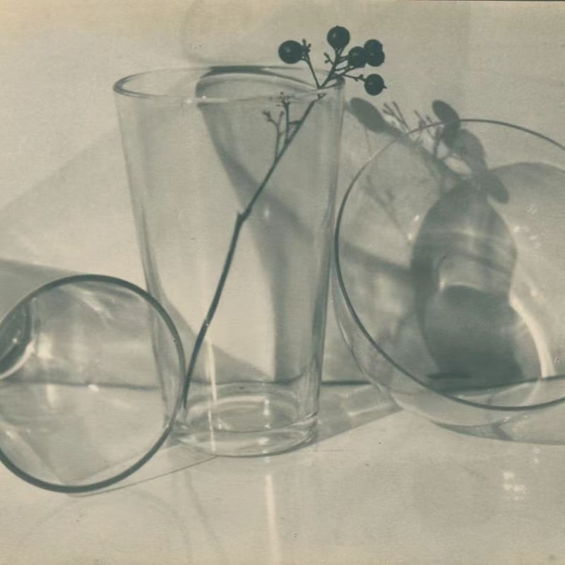 骆伯年，《静物》，1936年。明胶卤化银，21.3 x 28 厘米。图片鸣谢骆伯年艺术基金会和三影堂+3画廊 Luo Bonian, Still Life, 1936. Gelatin silver print, 21.3 x 28 cm. Image courtesy of the Luo Bonian Art Foundation and Three Shadows+3 Gallery.