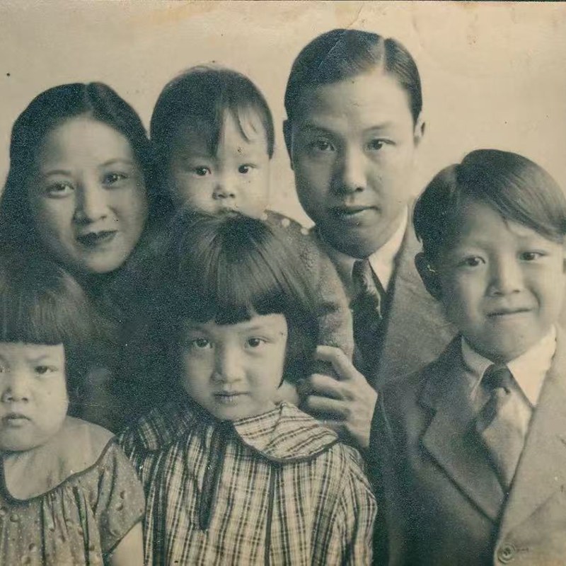骆伯年与家人合影，1937年。明胶卤化银，15 x 11 厘米。图片鸣谢骆伯年艺术基金会 Group Photo of Luo Bonian and His Family, 1937. Gelatin Silver Print, 15 x 11 cm. Image courtesy of the Luo Bonian Art Foundation.