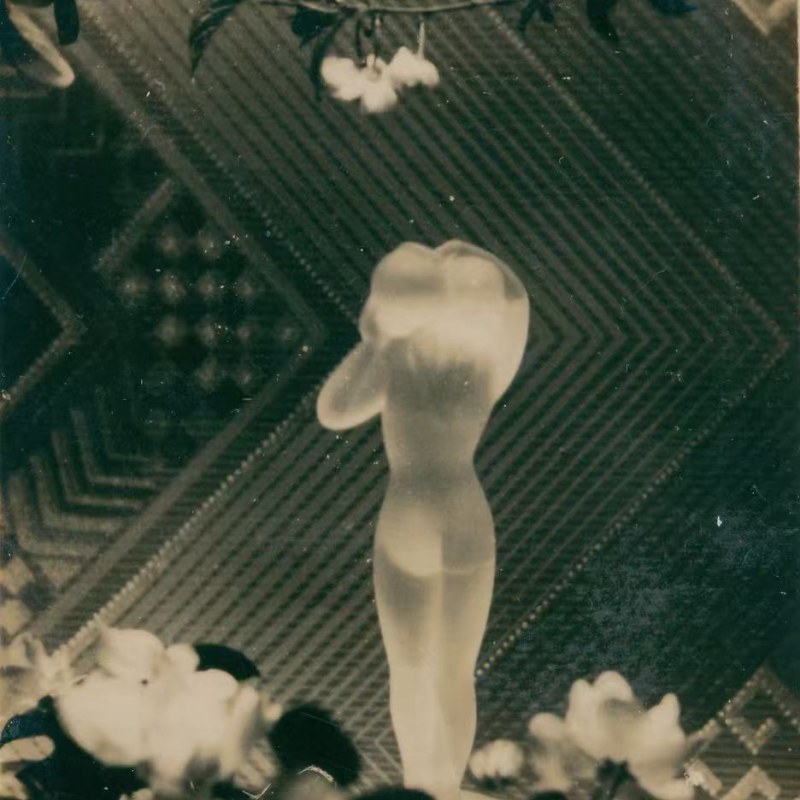 骆伯年，《汲瓮》，1932年。明胶卤化银，24.5 x 18.8 厘米 （收录于1934年9月《中华摄影杂志》）。图片鸣谢骆伯年艺术基金会和三影堂+3画廊 Luo Bonian, Drawing Water from a Well, 1932. Gelatin silver print, 8.2 x 5.9 cm. Courtesy of Luo Bonian Art Foundation and Three Shadows +3 Gallery.