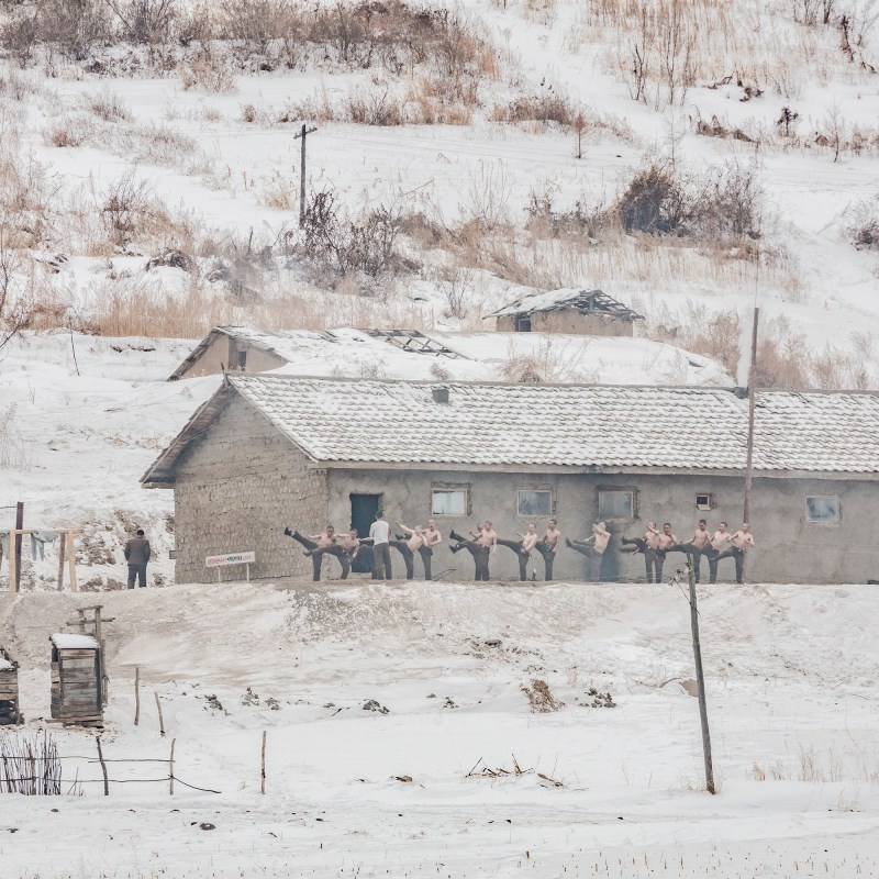 李龙俊 《冬季里朝鲜边防军在进行训练》