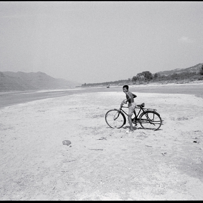 《骑单车的少年，黄河河滩》 Boy with Bicycle, Yellow River Shoal 1998