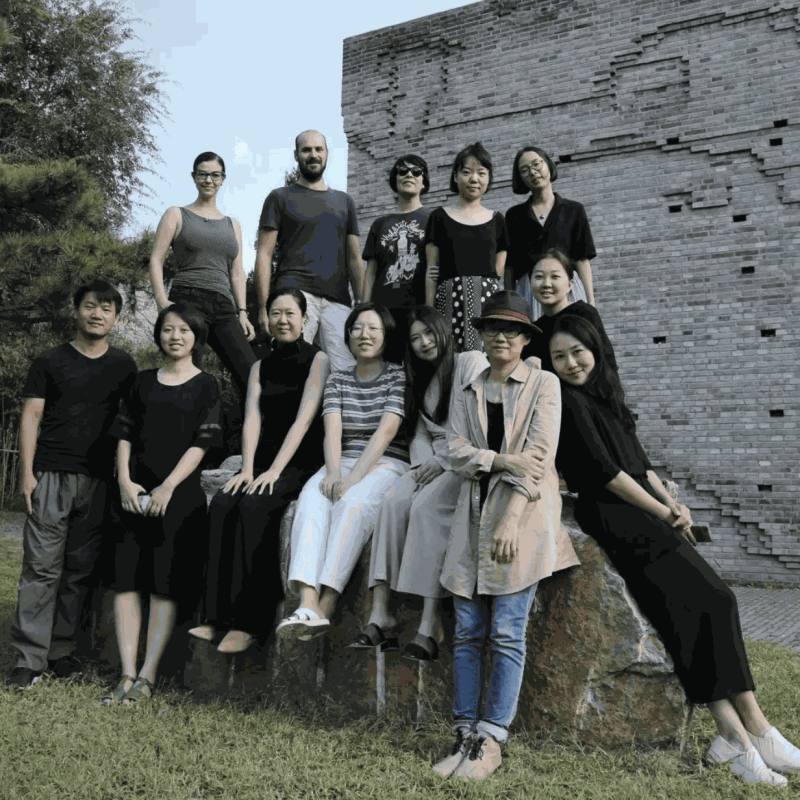 三影堂员工及驻地艺术家合影，2018 The group photo of residency artists and Three Shadows staff, 2018
