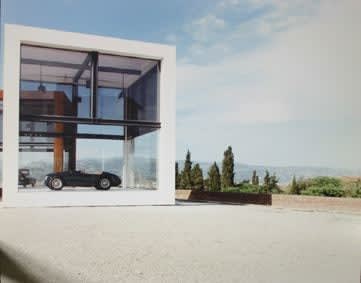 Luigi Ghirri, Firenze, Allestimento di P.Cerri per automobili Ferrari, 1988 (série"Ferrari"), 1988 **