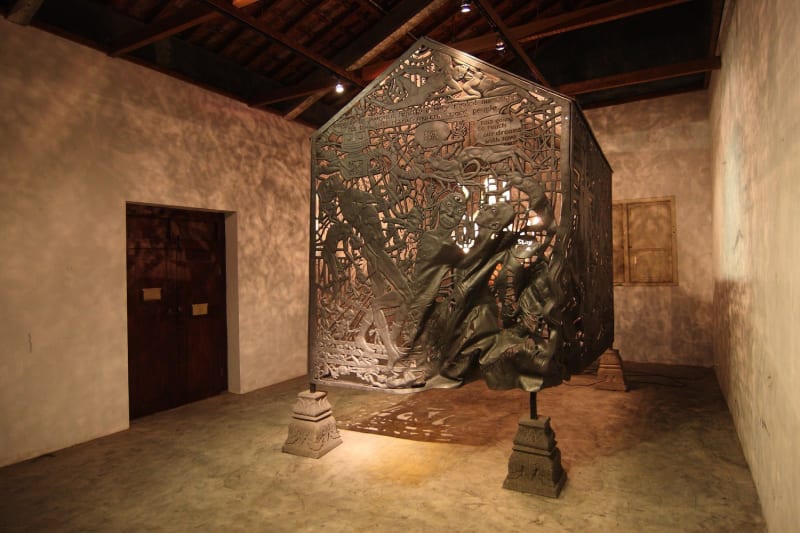Entang Wiharso, Temple of Hope Hit by Bus, 2011
