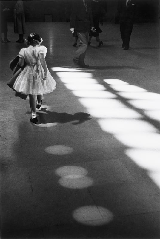 Louis Stettner, Penn Station: Girl Playing in Circles, 1954