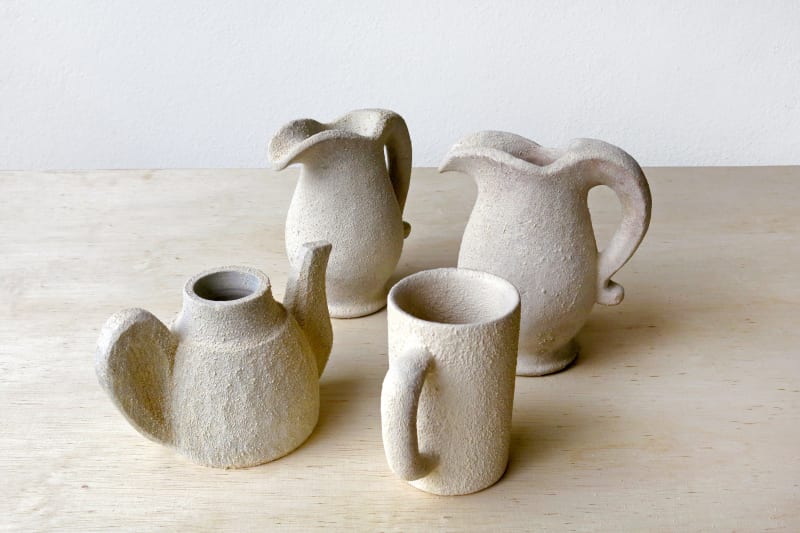 Laura Belém Histórias Curtas (Natureza Morta) IX (Short Stories (Still Nature) IX), 2016 Pedra-sabão, talco de pedra-sabão e adesivo spray (Soapstone, soapstone powder and spray adhesive) Dimensões variaveis (Variable dimensions)