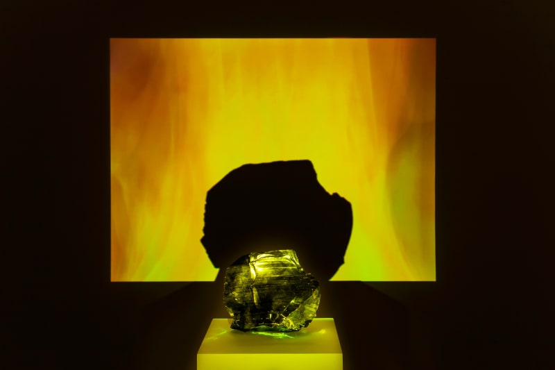 Sonia Andrade Sem título (Untitled), 2005 Projeção e obsidiana [Video projection and obsidian] Dimensões variáveis [Variable dimensions]