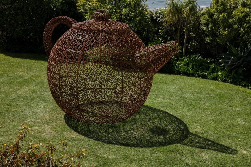 Joana Vasconcelos Tè Danzante Wrought iron, jasmine plants H:230 x W:331 x D:224cm 5 unique versions +5AP