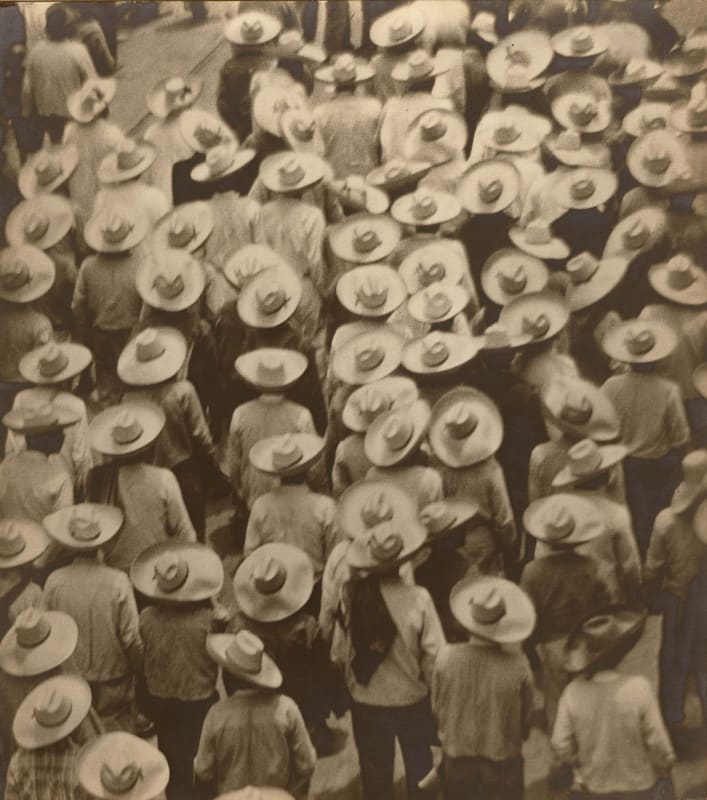 Tina Modotti, Campesinos (Workers' Parade), 1926