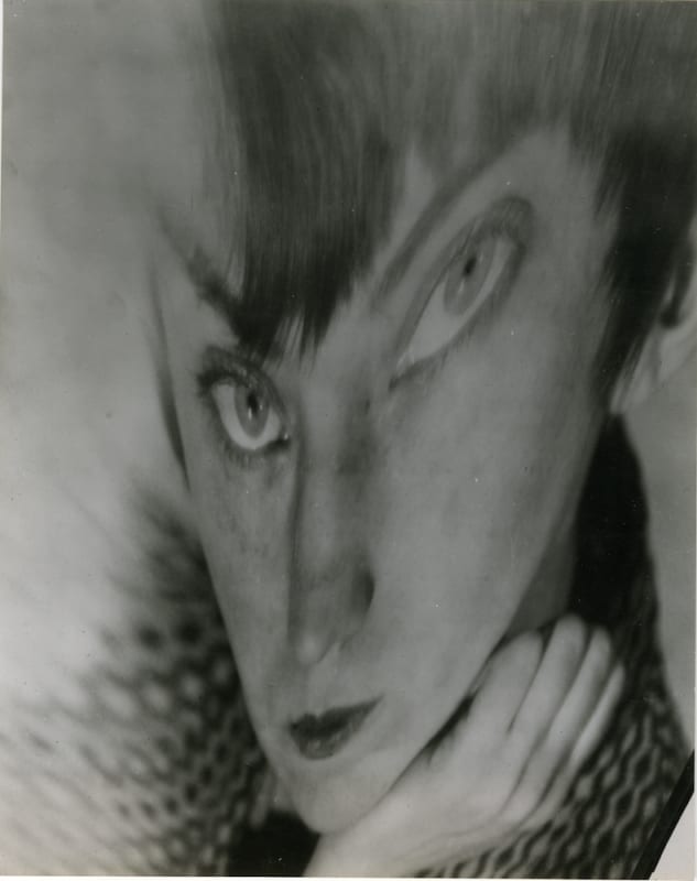 Berenice Abbott Self Portrait - Distortion Tirage gélatino-argentique d'époque 13,6 x 17 cm