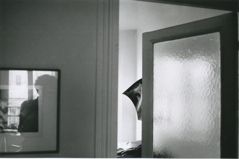 Hervé Guibert Autoportrait, rue du Moulin-Vert, porte vitrée, c. 1986 Tirage gélatino-argentique d'époque Tampon à sec Hervé Guibert Dimensions de l'image : 14,5 x 22,2 cm Dimensions du tirage : 23,3 x 30,3 cm
