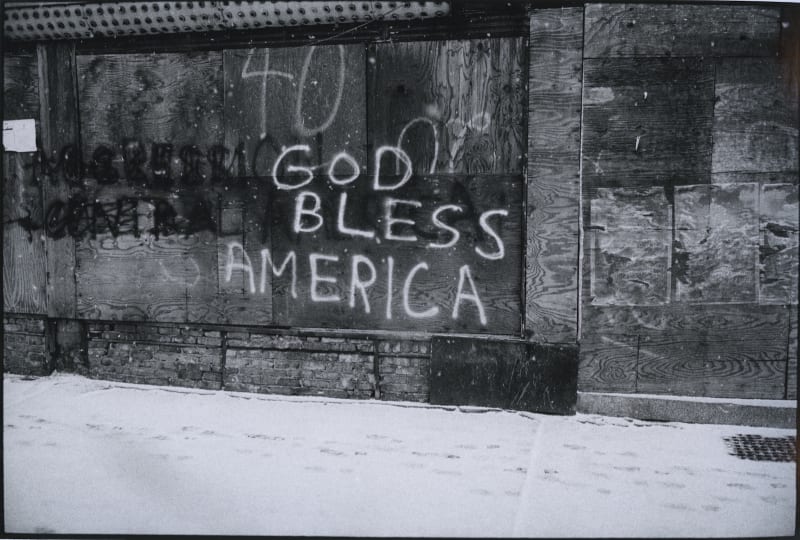 Tom Arndt "God Bless America", painted on a building owned by Al Capone, Chicago Tirage gélatino-argentique moderne, réalisé par l'artiste 17,9 x 26,5 cm Dim. papier: 27,5 x 35,3 cm