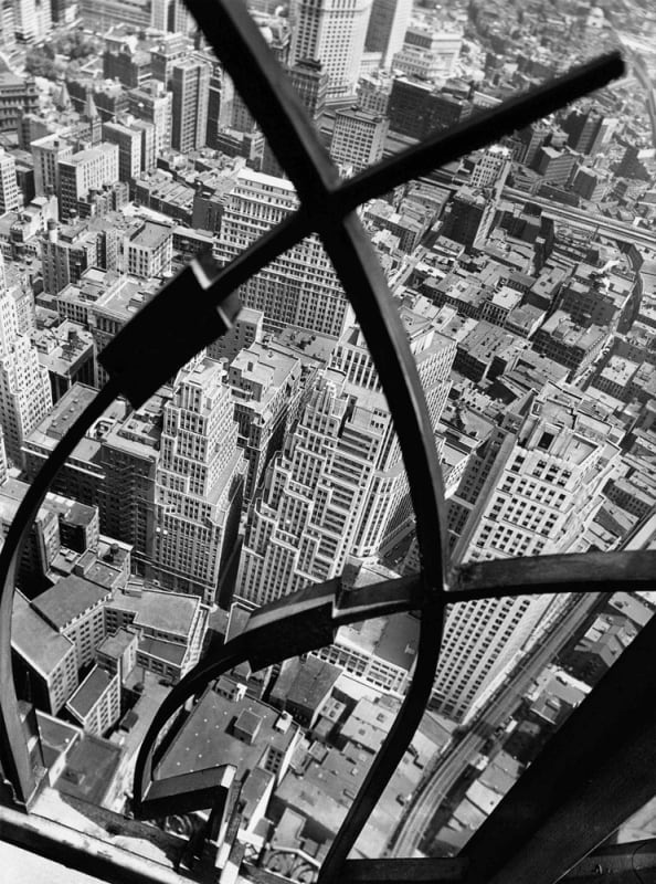 Berenice Abbott City Arabesque form the roof of 60 Wall Street Tower, New York Tirage gélatino-argentique postérieur Dim. papier: 40 x 50 cm