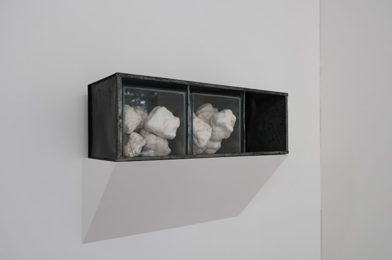 陳松志 Chen Sung-Chih 無題 (介於開合之間-8) Untitled (in between open and closed-8), 2021 金屬、玻璃、混合織布、原生紙漿、尼龍單絲線、橡膠管 Metal, glass, mixed fabrics, virgin pulp, nylon thread, rubber tube 25 x 73 x 30 cm