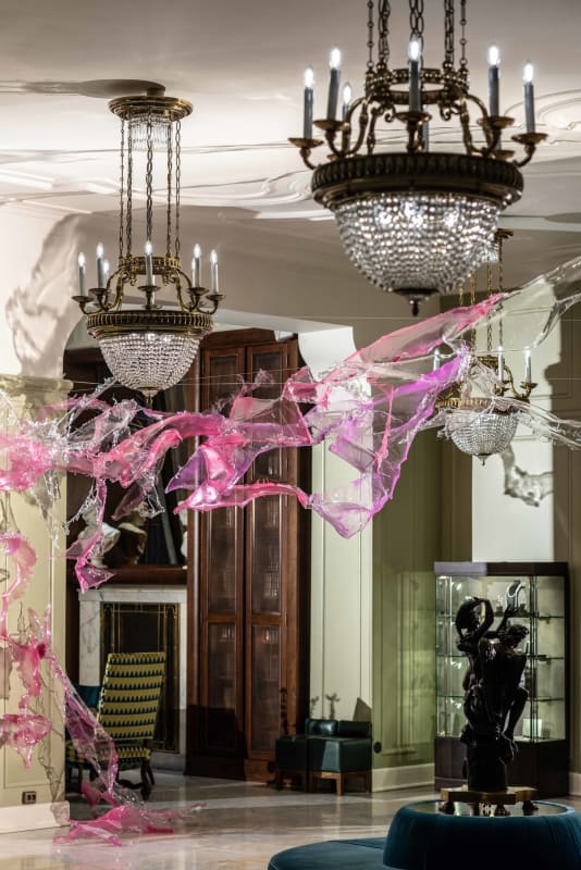 Инсталляция художника Aljoscha в петербургской «Астории»