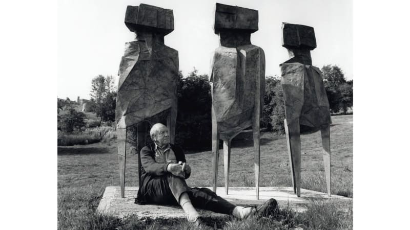 Lynn Chadwick at Lypiatt Park, Gloucestershire, in 1995. Photo: Anne-Katrin Purkiss. © National Portrait Gallery, London. Artwork: © Lynn Chadwick / Bridgeman Images