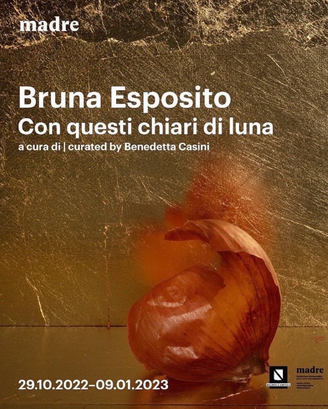 Bruna Esposito, Quadrato in foglia d’oro e buccia di cipolla dorata, 2021, Courtesy Wizard Gallery