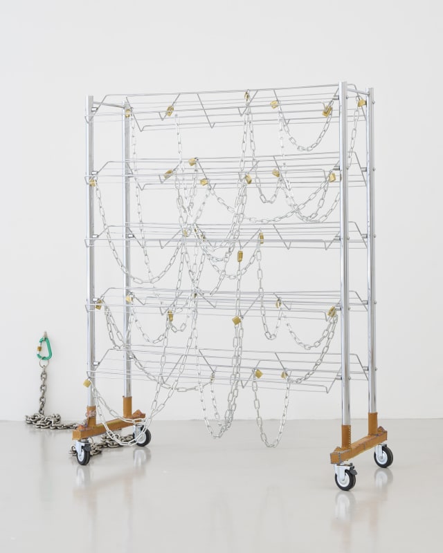 Et frækt skolebord og en dans ved afgrunden: Kunstsæsonen lægger ualmindeligt stærkt ud, Information