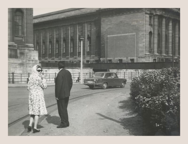 Photograph of Pierre Restany (from behind) in front of the Pergamon Museum in Berlin, undated, Pierre Restany Collection, Archives of Art Criticism, FR ACA PREST. Image modified by the artist Fanny Gicquel.