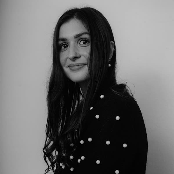 svartvitt porträtt Sarah Yasdani