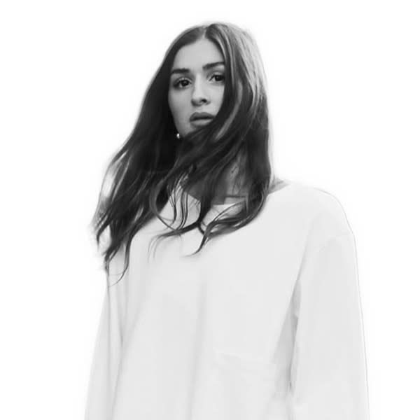 svartvit porträttbild av Sarah Yasdani