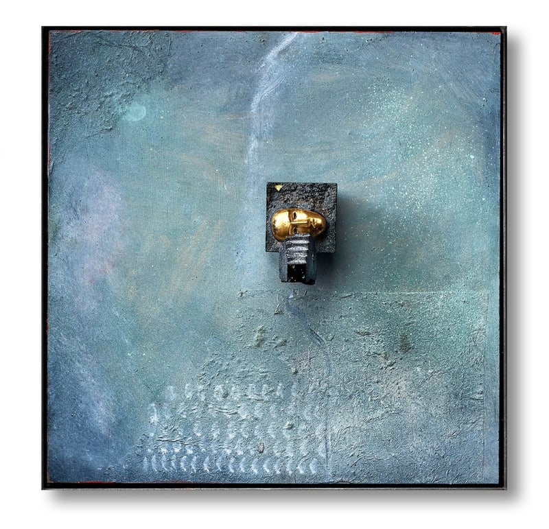 Turkos tavla med guldhuvud av Bertil Vallien