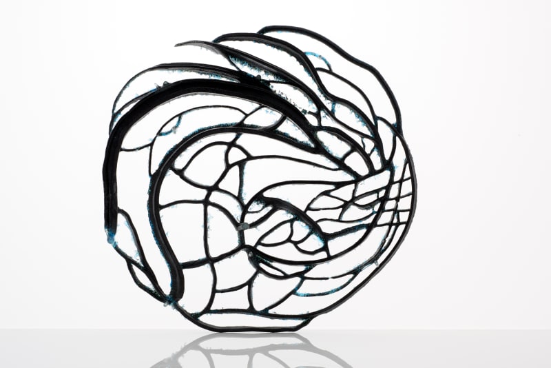 Svart spiralverk i glas av Kira Phoenix Kínan