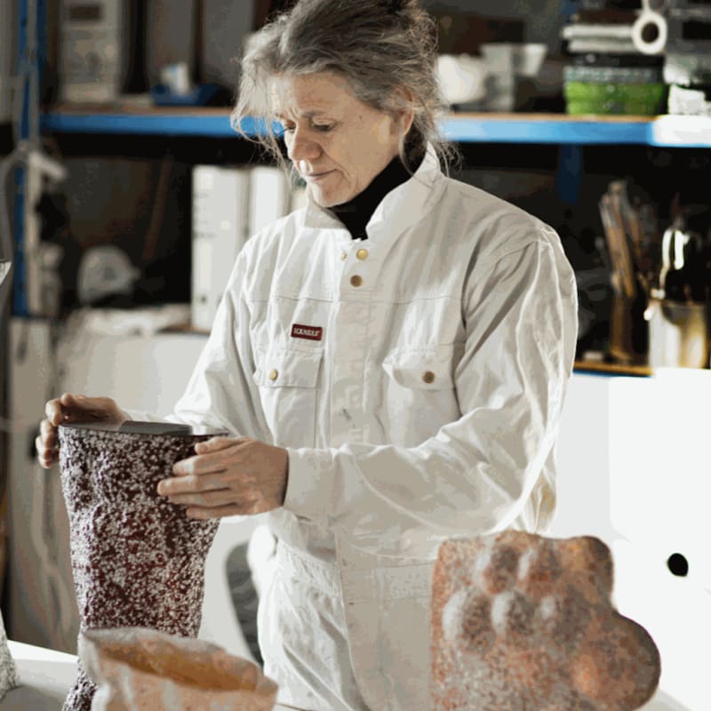 Lene Bödker i verkstaden med glasskulpturer