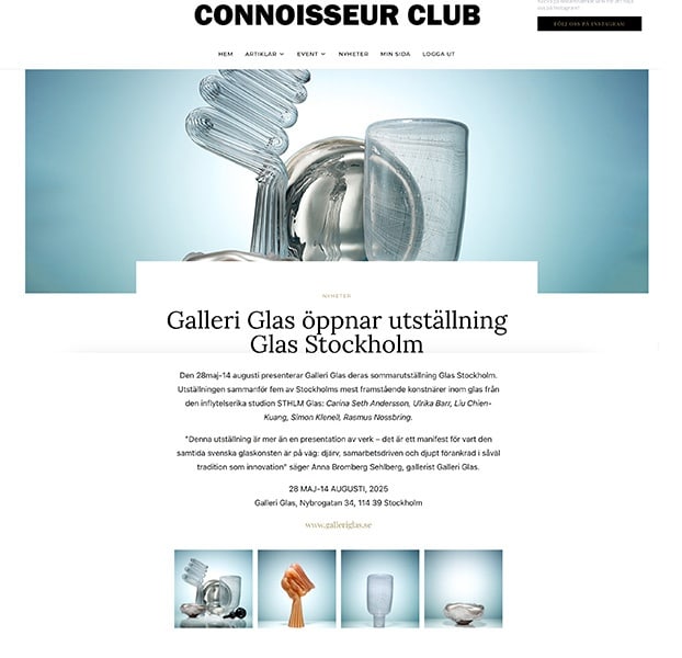 Fem glasobjekt med blå bakgrund