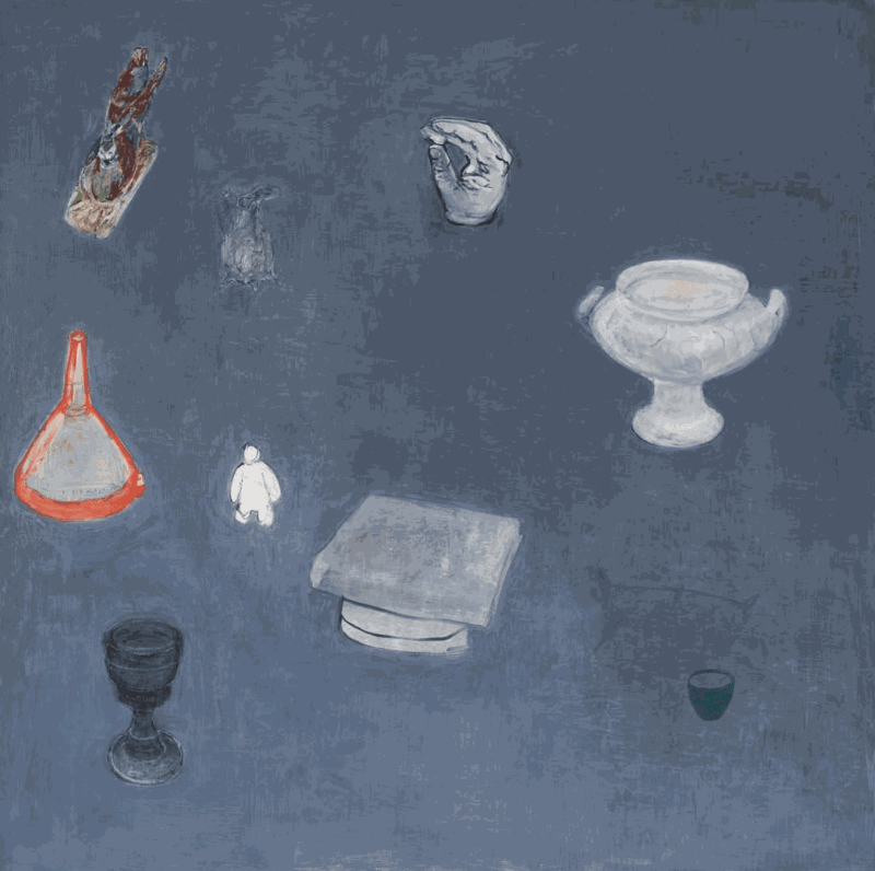 Målning med objekt på em mörkblå duk