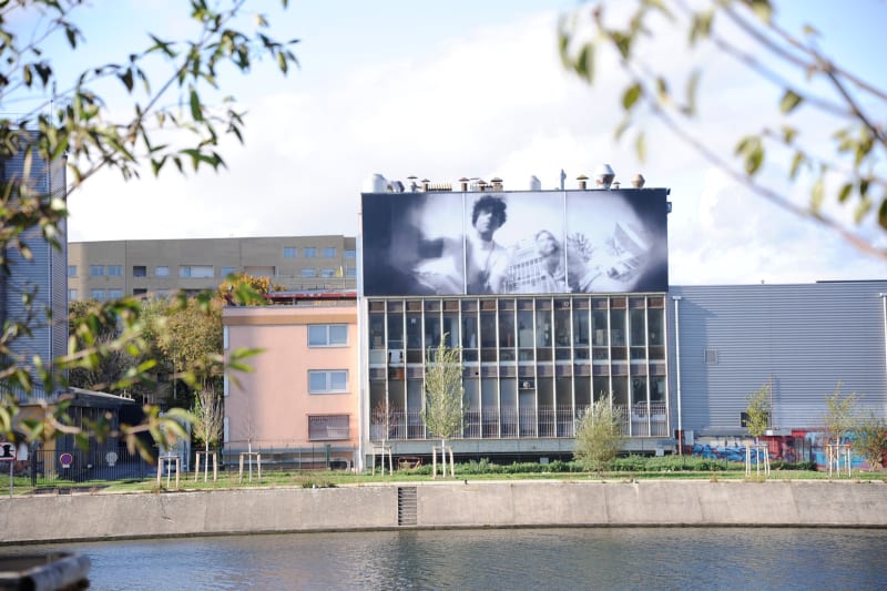 Situ Sati, Lauréat 2020 des Talents Sati, 2022, 19,80 x 6,80 m, impression sur bâche à l'Usine des Cafés Sati à Strasbourg