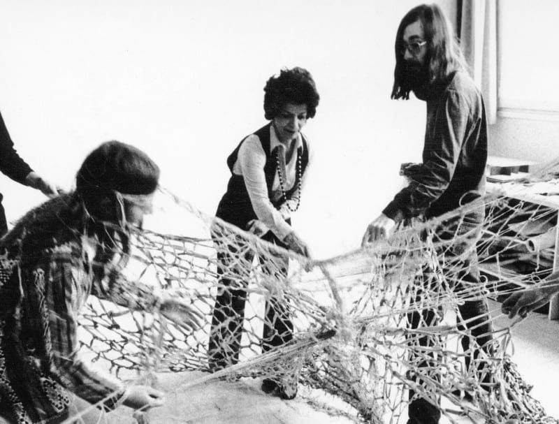 Lygia Clark, Rede de Elásticos (Elastic Net), Paris, 1974. Photo: Patrice Morère. Courtesy O Mundo de Lygia Clark Cultural Association.