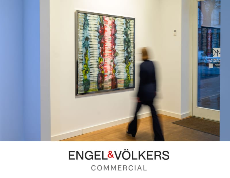 Art in the center, In Stella Melbye-Konan's gallery, artists and art lovers enter into a dialogue.