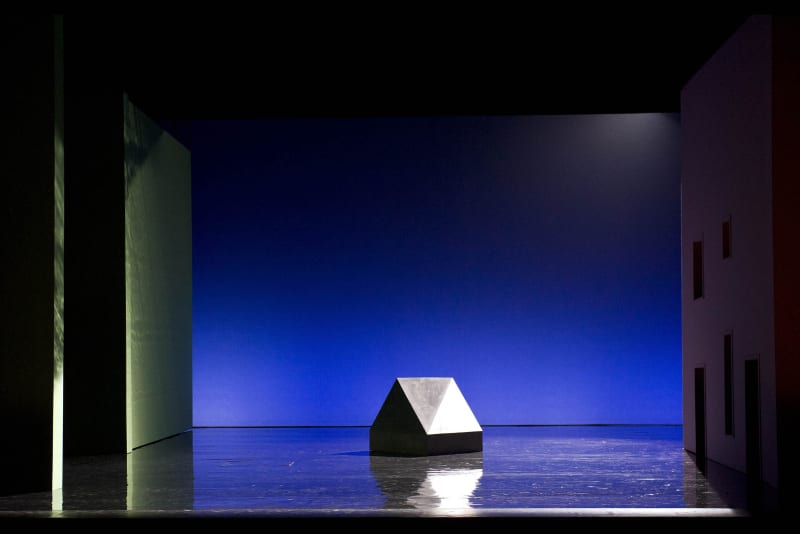 Vue du décor réalisé par Olivier Mosset pour le spectacle Sous Apparence, 2013, Opéra de Paris - Crédit: C. Leiber-OnP