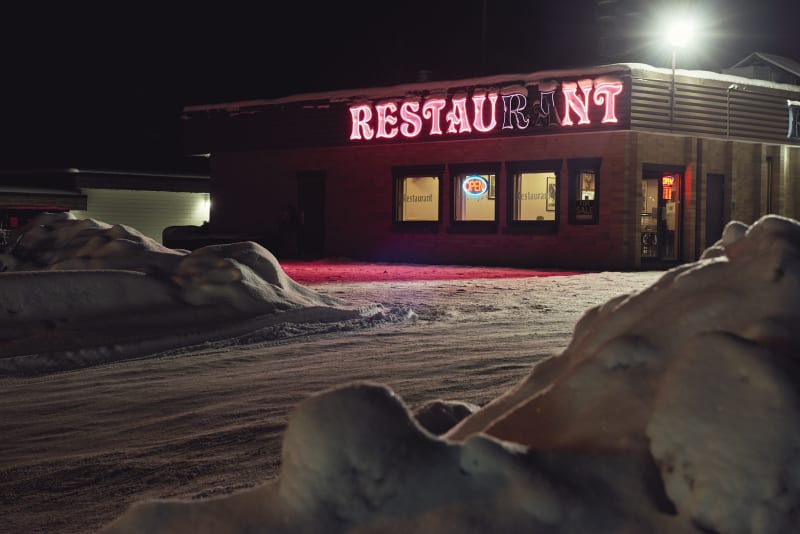 Kourtney Roy, Snowbanks, 2018, Tirage jet d'encre baryté contrecollé sur aluminium, cadre bois blanc et verre musée