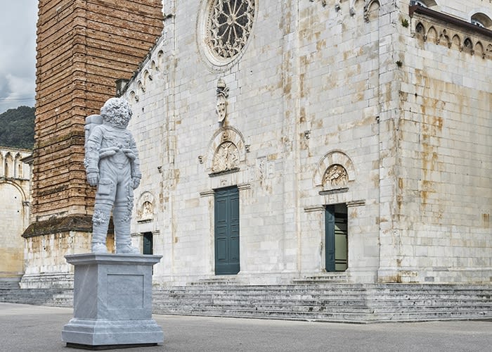 “Monumentum: art and public space”.