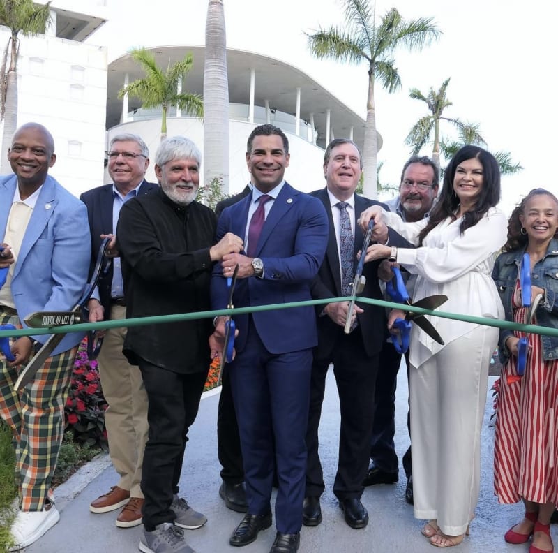 'Deredia in Miami: A Bridge of Light,' permanece en Miami