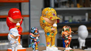 L’atelier de la société Color Maker est chargé du coloriage des œuvres de Léo et Steph, les sculpteurs artistes de Pop art, créateurs du personnage Kid Cup. | FRANCK DUBRAY / OUEST FRANCE