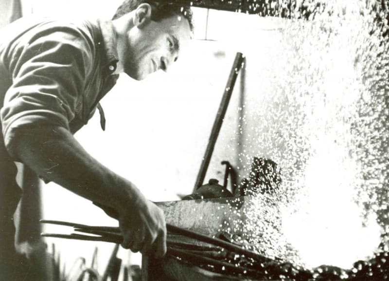 Eduardo Chillida working in the studio of Hans Spinner, Grasse, 1990. Photo: Hans Spinner