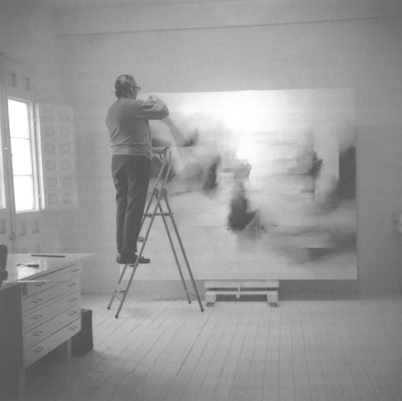 Fernando Zóbel painting in his studio in Cuenca, 1980. Image by Jaume Blassi.