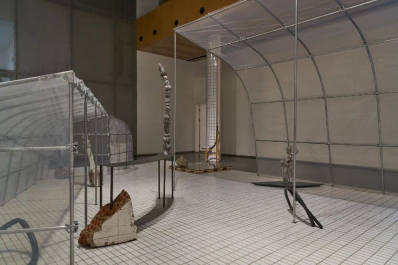 “张如怡：低声细语”展览现场，2022。图片由UCCA尤伦斯当代艺术中心提供，摄影：孙诗。Installation view of “Zhang Ruyi: Speaking Softly ,” 2022. Photograph by Sun Shi, courtesy UCCA Center for Contemporary Art.