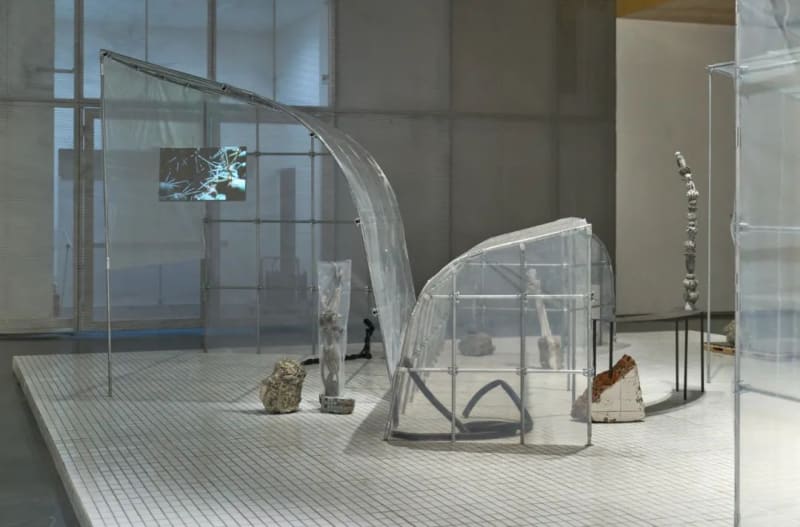“张如怡：低声细语”展览现场，2022。图片由UCCA尤伦斯当代艺术中心提供，摄影：孙诗。Installation view of “Zhang Ruyi: Speaking Softly ,” 2022. Photograph by Sun Shi, courtesy UCCA Center for Contemporary Art.