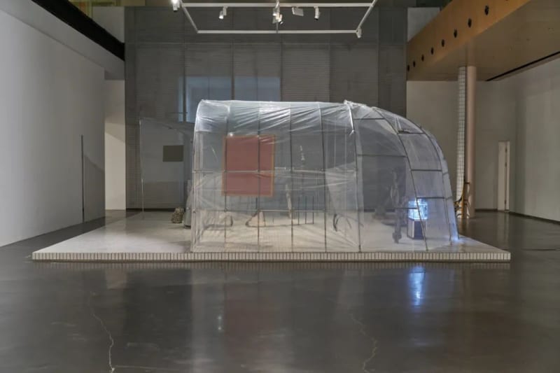 “张如怡：低声细语”展览现场，2022。图片由UCCA尤伦斯当代艺术中心提供，摄影：孙诗。Installation view of “Zhang Ruyi: Speaking Softly ,” 2022. Photograph by Sun Shi, courtesy UCCA Center for Contemporary Art.